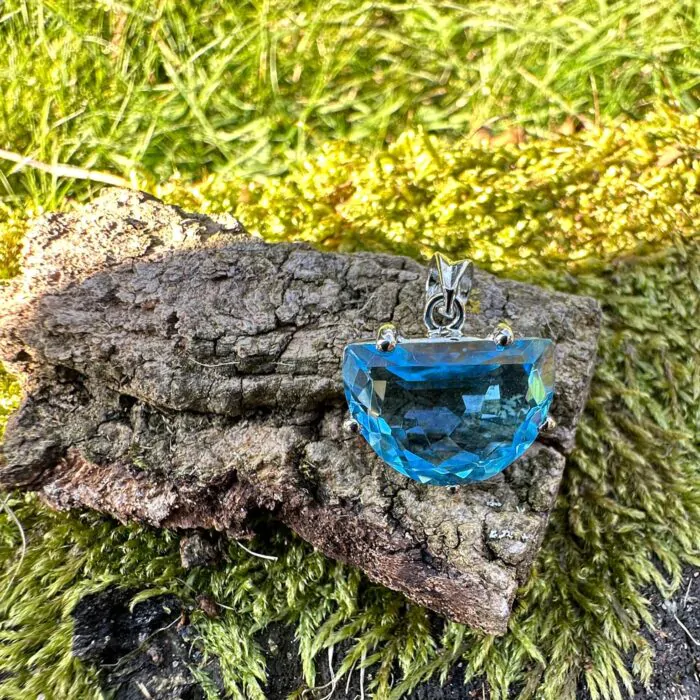 Stunning Blue Topaz Pendant in 925 Sterling Silver. - Image 2