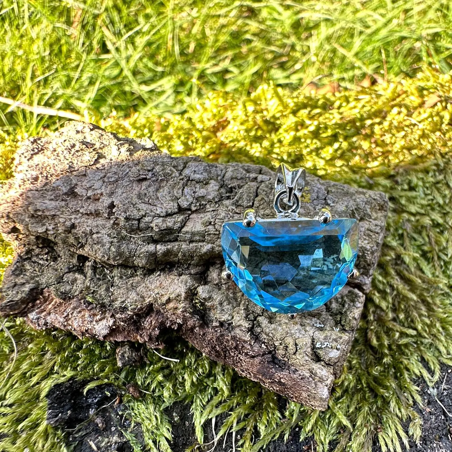 Stunning Blue Topaz Pendant in 925 Sterling Silver. - Image 2