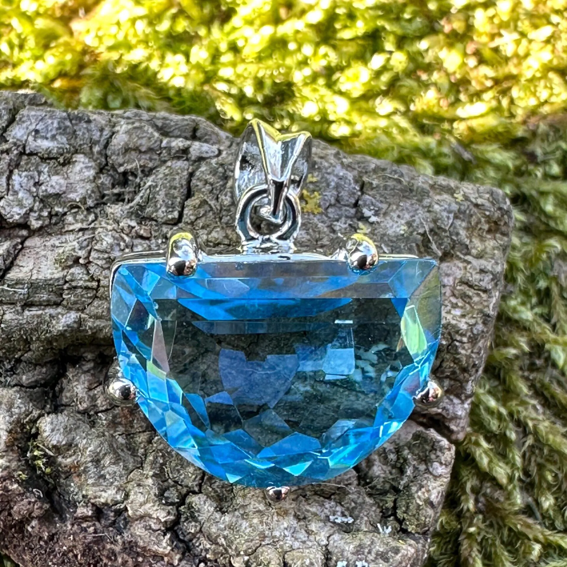 Stunning Blue Topaz Pendant in 925 Sterling Silver. - Image 1